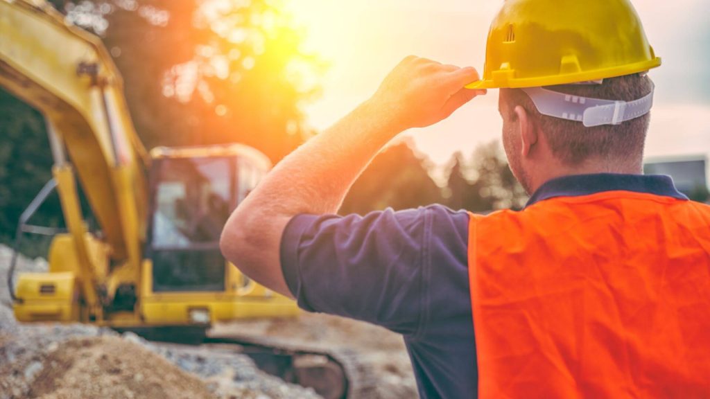 ouvrier devant un chantier de construction